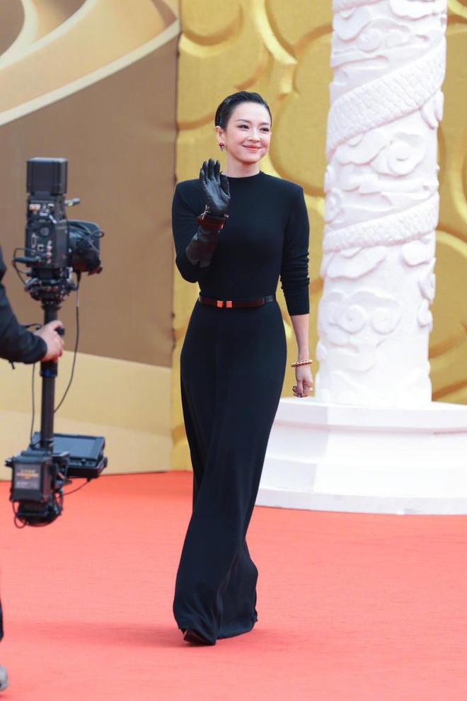 46岁章子怡现身学校接儿子，5岁儿子正脸照曝光，笑起来太像汪峰