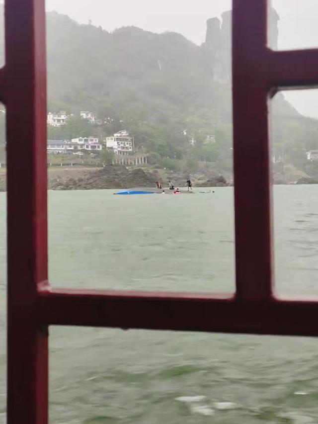 狂风骤雨中，女船长带游客平安上岸又迅速返回救援__狂风骤雨中，女船长带游客平安上岸又迅速返回救援