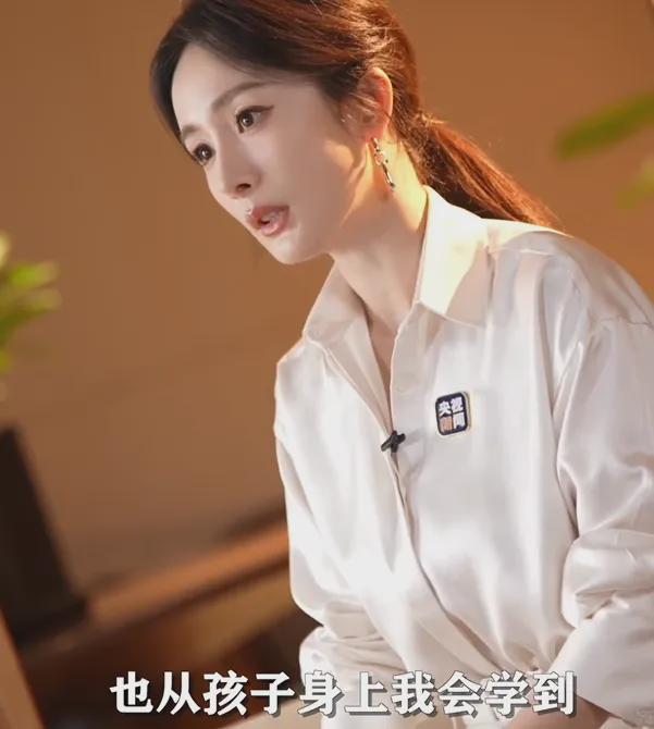 杨幂曝小糯米爱画画，支持女儿追梦，曾用女儿画作辟谣离婚太唏嘘