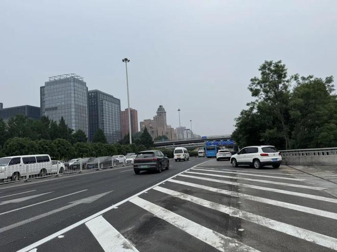早晚高峰堵车__高架匝道交替通行