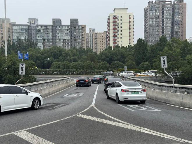 高架匝道交替通行__早晚高峰堵车