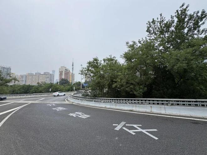 _高架匝道交替通行_早晚高峰堵车
