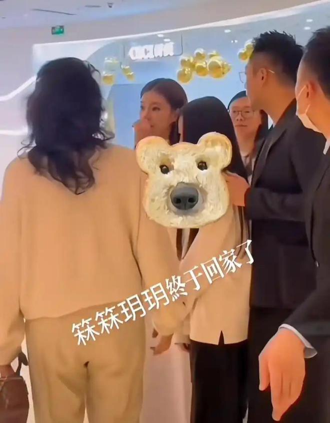 _汪小菲带娃游动物园，一家四口幸福满溢，马筱梅小玥儿感情超好_汪小菲带娃游动物园，一家四口幸福满溢，马筱梅小玥儿感情超好