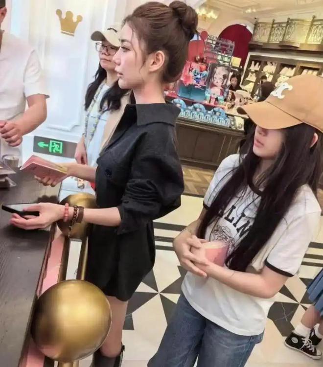 汪小菲带娃游动物园，一家四口幸福满溢，马筱梅小玥儿感情超好__汪小菲带娃游动物园，一家四口幸福满溢，马筱梅小玥儿感情超好