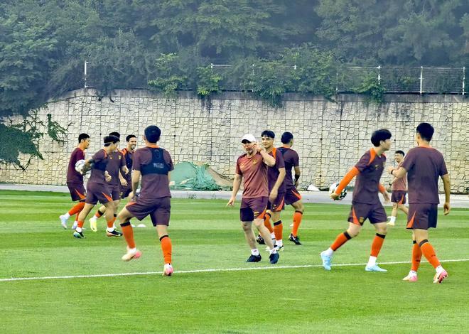 中国队抵达韩国后，在水原世界杯体育场外场进行首次训练