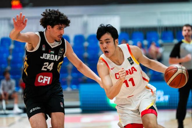 中国U19男篮大胜约旦获首胜 张博源22+8杨溢17助攻创历史第一