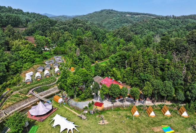党旗在基层一线高高飘扬|湖北堰河村：280块石头铺平“穷山沟”的致富振兴路__党旗在基层一线高高飘扬|湖北堰河村：280块石头铺平“穷山沟”的致富振兴路