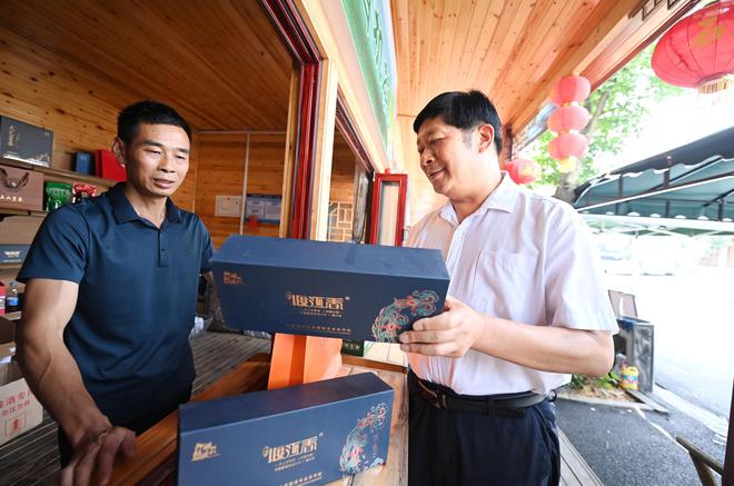 党旗在基层一线高高飘扬|湖北堰河村：280块石头铺平“穷山沟”的致富振兴路_党旗在基层一线高高飘扬|湖北堰河村：280块石头铺平“穷山沟”的致富振兴路_