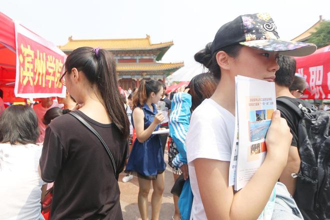 河南女孩，高考成绩超本科线54分，竟找不到要报的学校，怎么办？