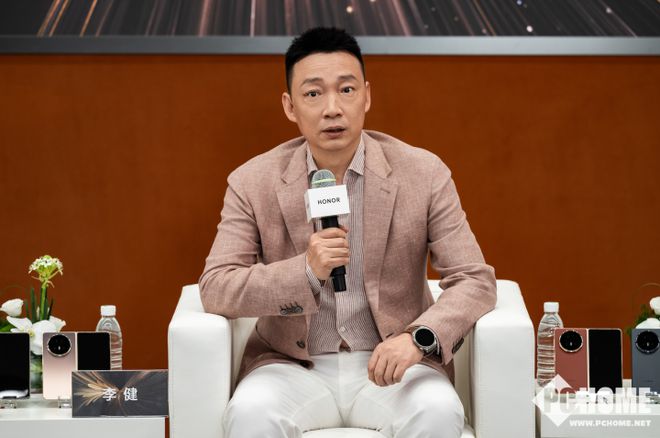 Magic V5轻薄突破之外的战略胜负手：荣耀摸准AI时代脉搏_Magic V5轻薄突破之外的战略胜负手：荣耀摸准AI时代脉搏_