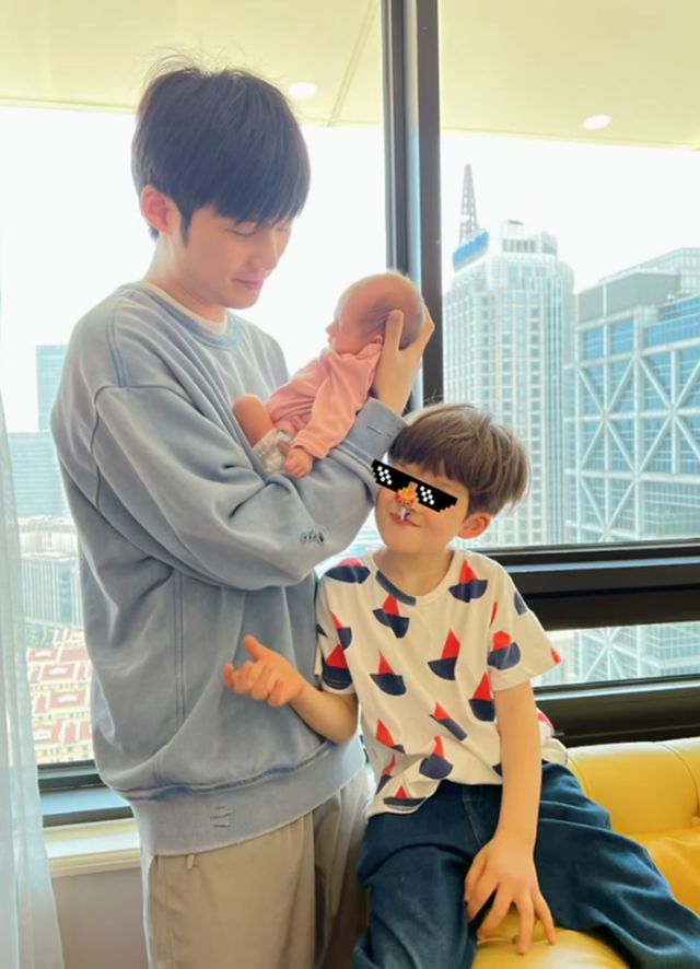 混血大眼睛视频_混血金发小女孩_