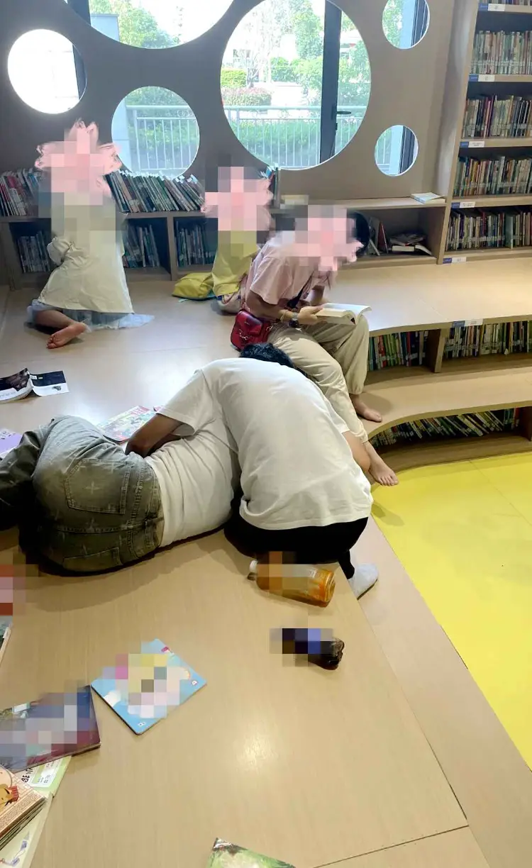 长沙一图书馆少儿阅读区情侣当众搂抱亲热？家长质疑“少儿不宜”，馆方：情况属实，将加强巡视