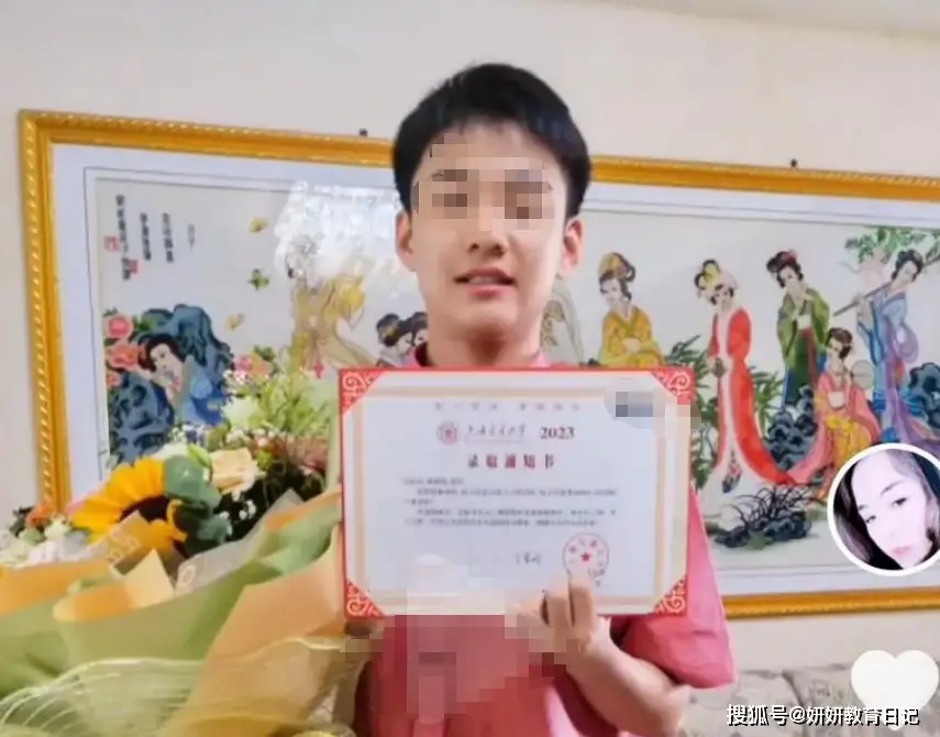 “非富即贵，才敢报这个专业”，男孩T恤上的标志，已经说明一切