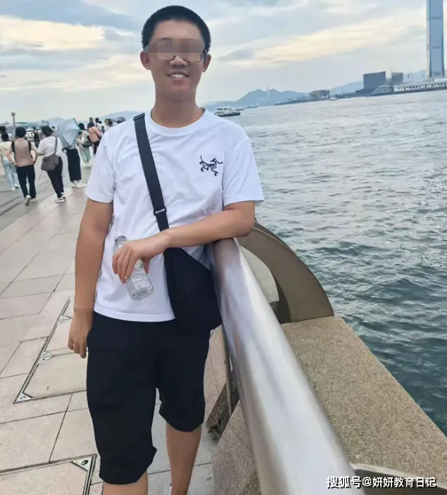 “非富即贵，才敢报这个专业”，男孩T恤上的标志，已经说明一切_“非富即贵，才敢报这个专业”，男孩T恤上的标志，已经说明一切_