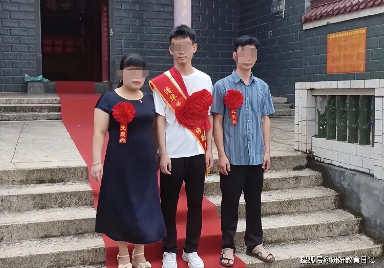 “非富即贵，才敢报这个专业”，男孩T恤上的标志，已经说明一切__“非富即贵，才敢报这个专业”，男孩T恤上的标志，已经说明一切