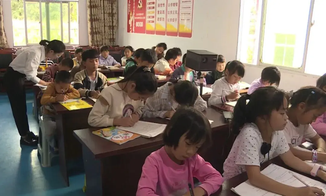 岩脚社区：暑期辅导“小课堂”开班啦！_岩脚社区：暑期辅导“小课堂”开班啦！_