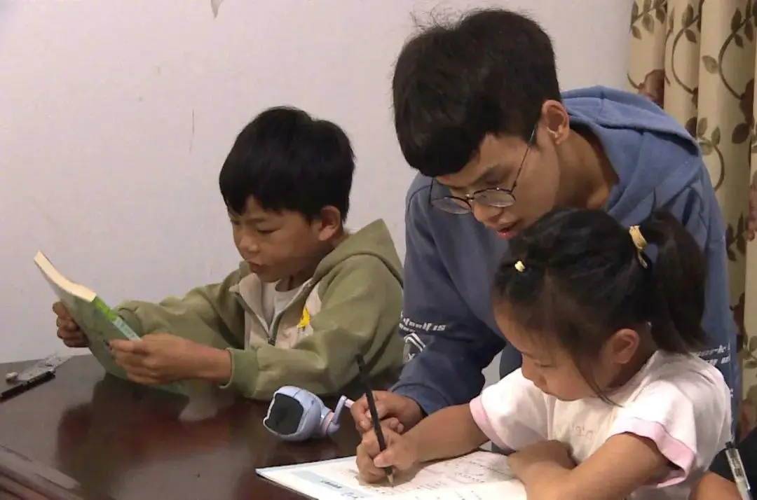 岩脚社区：暑期辅导“小课堂”开班啦！_岩脚社区：暑期辅导“小课堂”开班啦！_