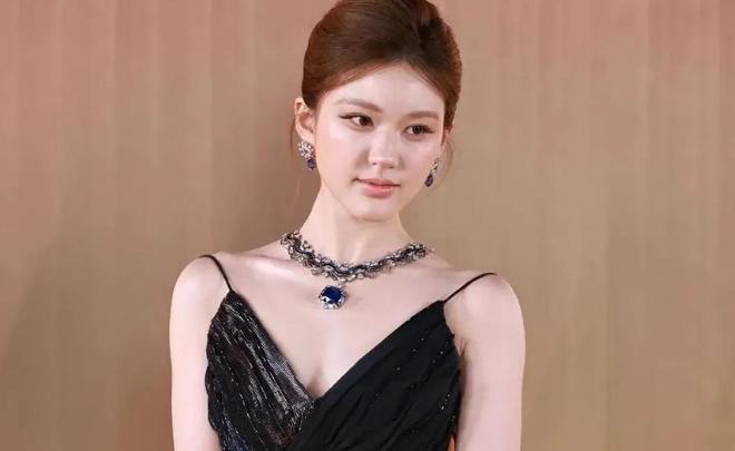 赵露思多次直播，内娱出现恶心一幕，被关酒店驱魔只是冰山一角