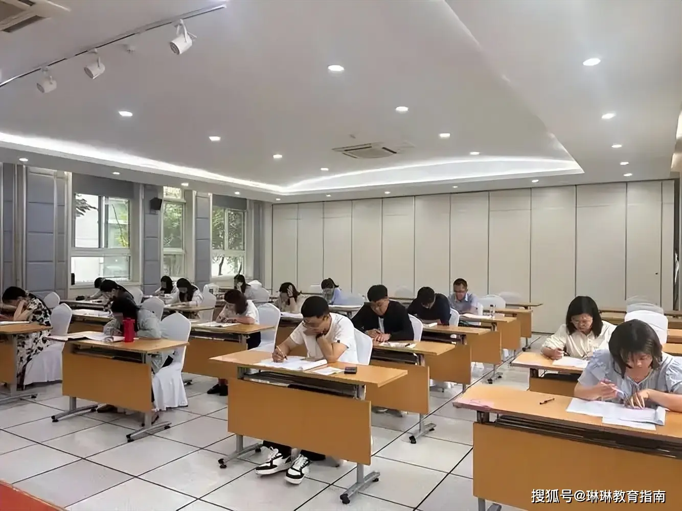 “一个褶子都没有”，女生面试脱颖而出，维持体面的苦只有自己懂