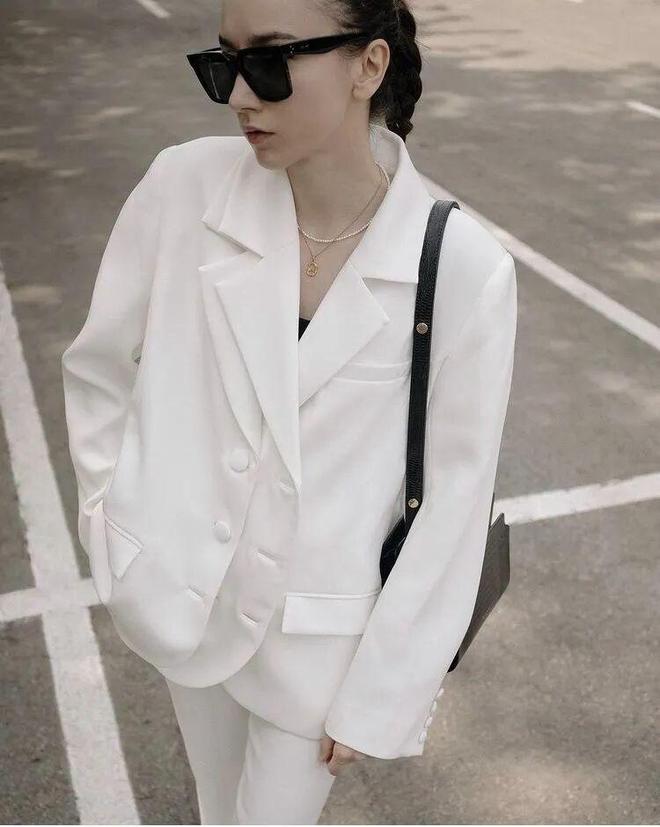 穿白西装配什么鞋子_西装白色好看吗_
