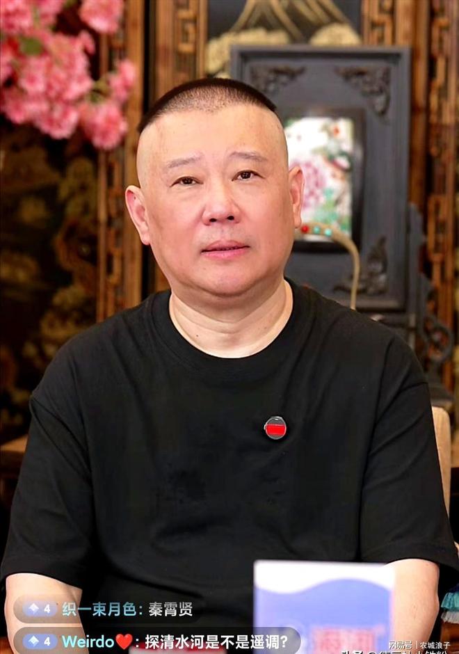 郭德纲坐在桌子上踢腿_郭德纲踢腿动作视频_