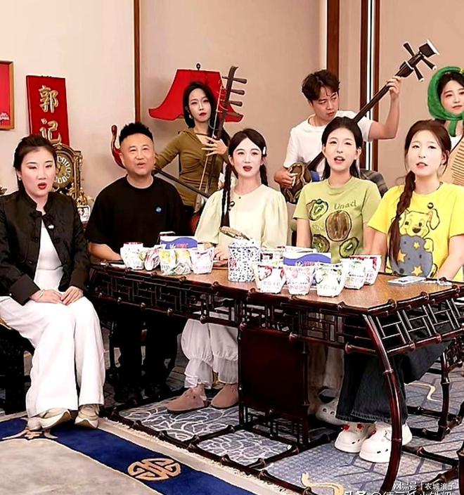 郭德纲坐在桌子上踢腿_郭德纲踢腿动作视频_