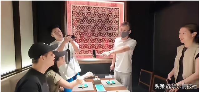 韩寒罕见携妻亮相_吴彦祖携妻子现身_