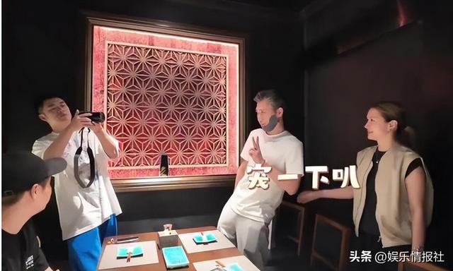 吴彦祖携妻子现身_韩寒罕见携妻亮相_
