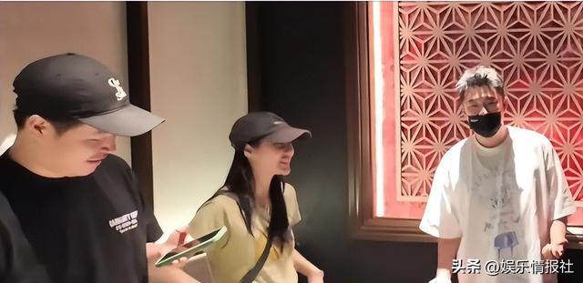 韩寒罕见携妻亮相__吴彦祖携妻子现身