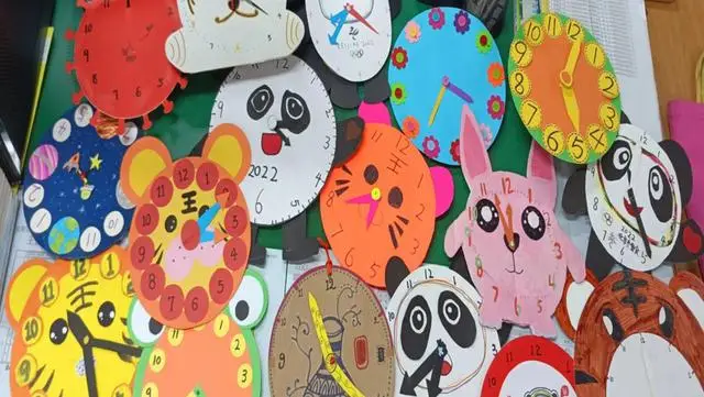 _小学制作有趣的钟面报道_小学制作钟表的方法及设计意图