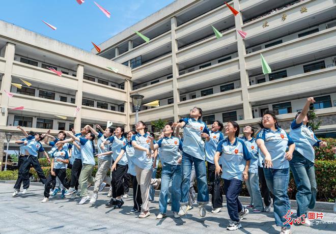 奋进高考路启航新征程作文_逐梦高考为主题的演讲稿_