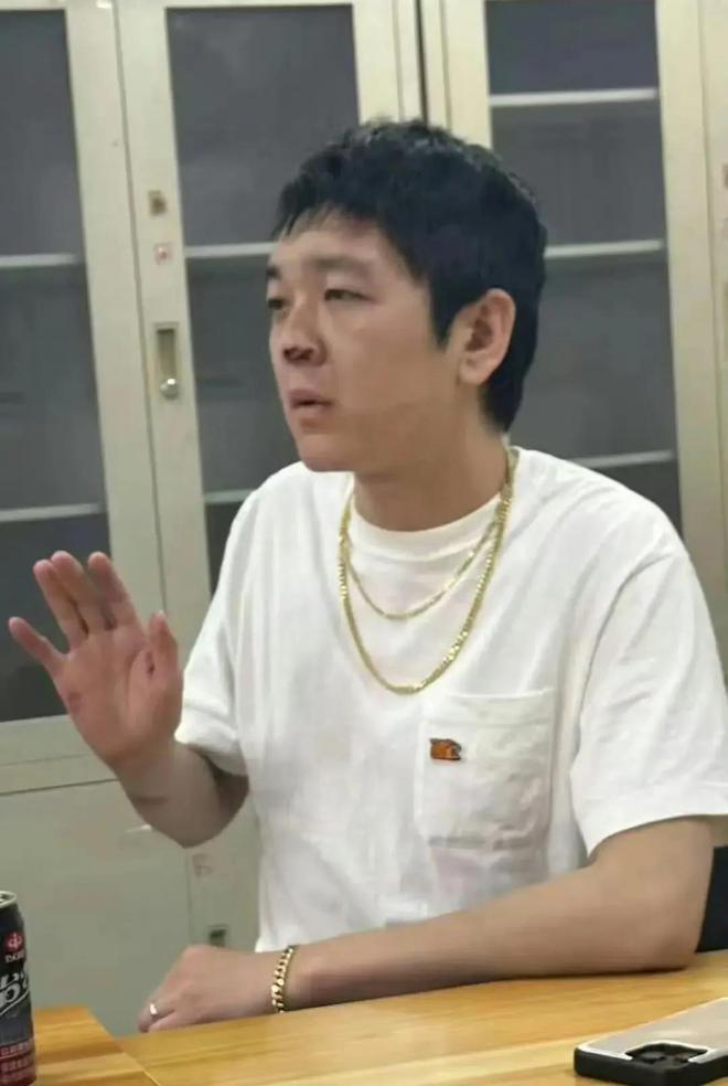 打架打歪鼻子_打疑似走路歪男友鼻子受伤了_