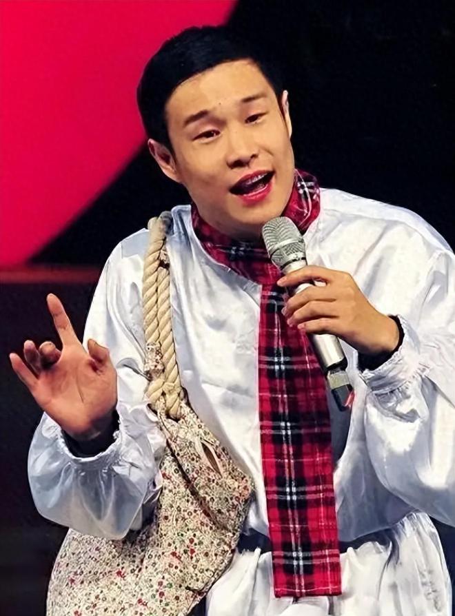 小沈阳下跪磕头道歉，观众没买账，知情人曝更多内幕，果然不简单_小沈阳下跪磕头道歉，观众没买账，知情人曝更多内幕，果然不简单_