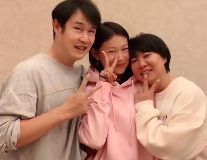 小沈阳下跪磕头道歉，观众没买账，知情人曝更多内幕，果然不简单__小沈阳下跪磕头道歉，观众没买账，知情人曝更多内幕，果然不简单