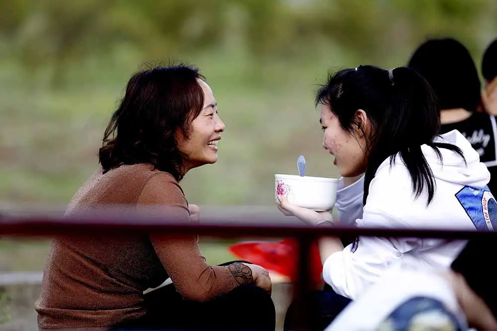 妈妈崩溃痛哭“辞职陪读三年，孩子考不上清华北大，我就完了”