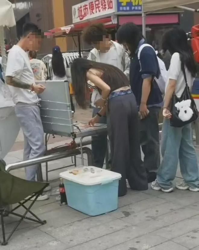 沈阳大悦城附近多人贩卖“走私烟”？