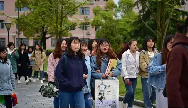 大专生还有出路吗？能不能考公、入伍？现实很残酷，但也有出路