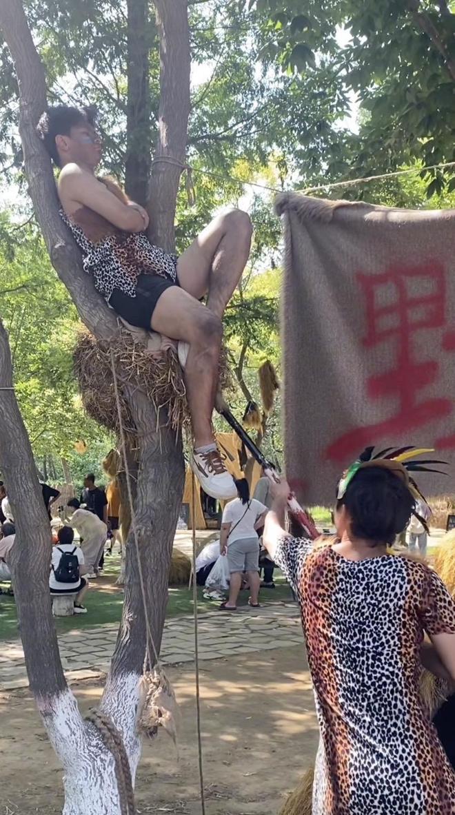 秦皇岛一景区300元一天招大学生兼职“野人”，景区：有2000多人报名，筛选后确定10人