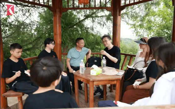 _怎样帮青春期孩子走出焦虑症_帮孩子摆脱青春期焦虑