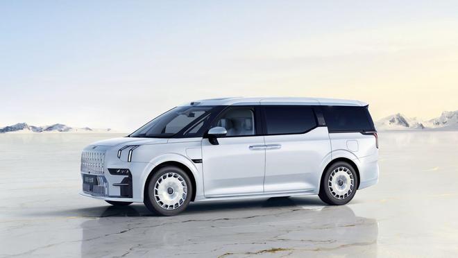 冰玉白新色可免费选装 极氪009光辉售78.90万元起