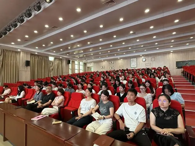 _郑州市管城区党校校长_班主任论坛学生的成长故事