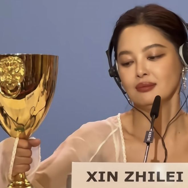 刘亦菲国际影迷会_刘亦菲傲人上围_