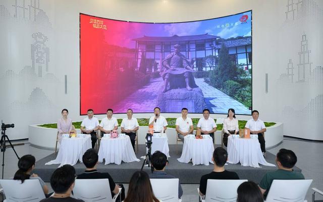 _新安旅行图案走遍多少个省市_畅游秋天主题墙