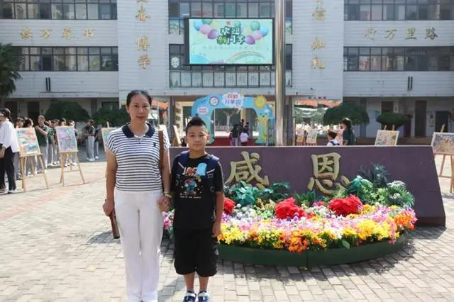 _郑州市二七区春晖小学：萌娃踏新途，童趣满校园_郑州市二七区春晖小学：萌娃踏新途，童趣满校园