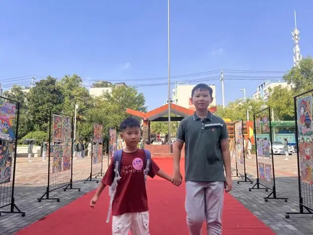 _郑州市二七区春晖小学：萌娃踏新途，童趣满校园_郑州市二七区春晖小学：萌娃踏新途，童趣满校园