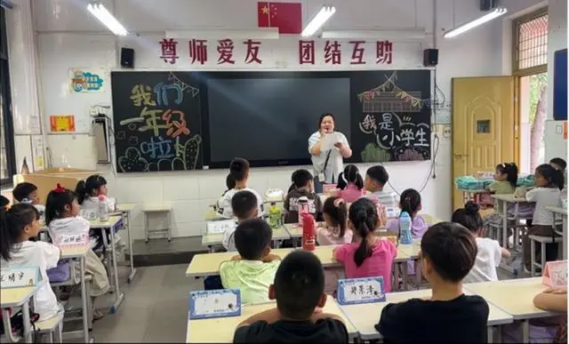 郑州市二七区春晖小学：萌娃踏新途，童趣满校园__郑州市二七区春晖小学：萌娃踏新途，童趣满校园