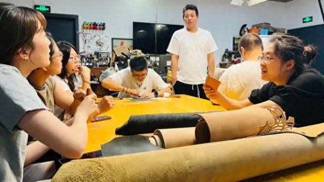 兴趣不分年龄、热爱无需门槛！市民艺术夜校“焕新”夜晚时光__兴趣不分年龄、热爱无需门槛！市民艺术夜校“焕新”夜晚时光