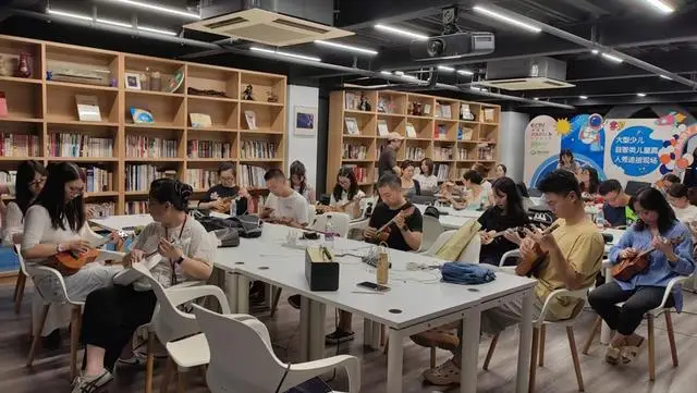 _兴趣不分年龄、热爱无需门槛！市民艺术夜校“焕新”夜晚时光_兴趣不分年龄、热爱无需门槛！市民艺术夜校“焕新”夜晚时光