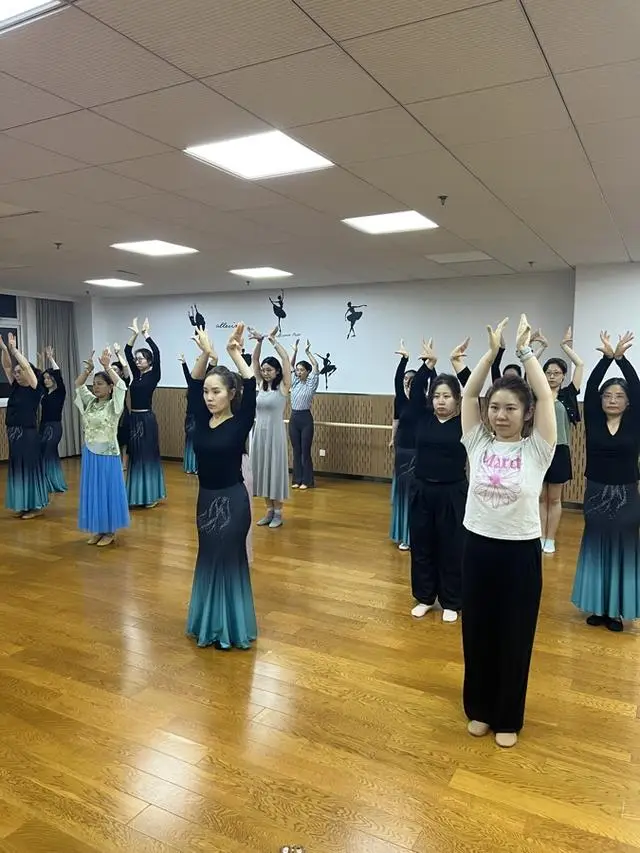 兴趣不分年龄、热爱无需门槛！市民艺术夜校“焕新”夜晚时光__兴趣不分年龄、热爱无需门槛！市民艺术夜校“焕新”夜晚时光