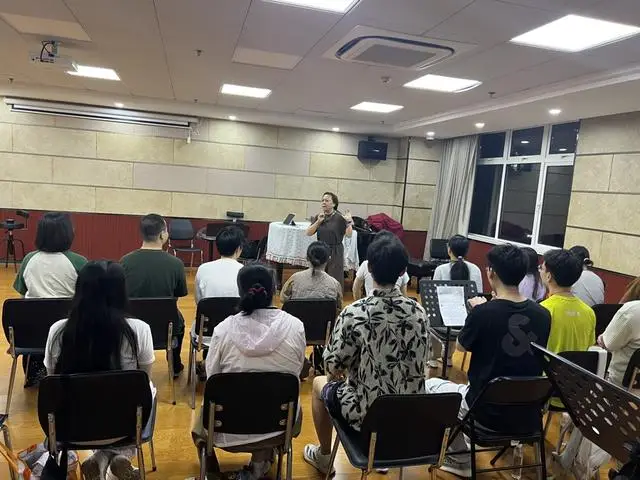 兴趣不分年龄、热爱无需门槛！市民艺术夜校“焕新”夜晚时光_兴趣不分年龄、热爱无需门槛！市民艺术夜校“焕新”夜晚时光_